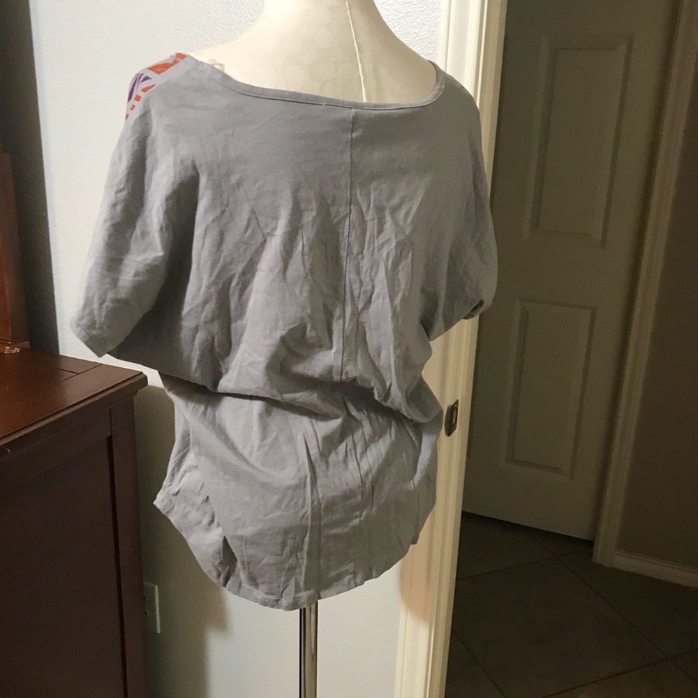 Grey short sleeved tribal print top - Picture 2 of 4